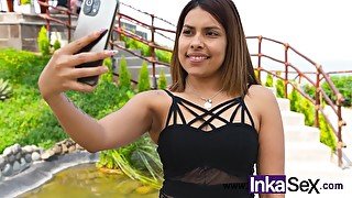 Petite venezolana realiza tik toks en la calle, y es abordada por morboso peruano desconocido