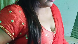 Hot sexy desi girl maje se online boobs dikhati hai.