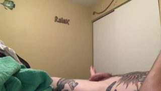 Tattooed guy jacks off to porn