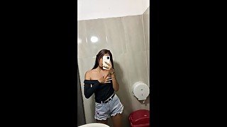 Mi novia me manda video en el baño de una discoteca