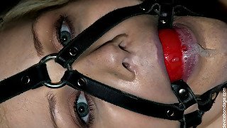 Sarah Jane Ceylon Samantha Sin in Hot Feet / Blonde Bondage (Live) - DeviceBondage