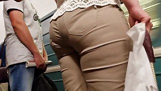 Big ass in tight pants go to the train