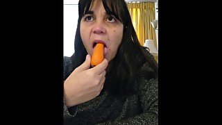 Mom eating mukkbang