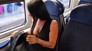 Milf vogliosa in treno