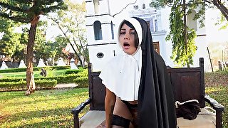 Bootylicious Latina fucks with a horny guy outdoors