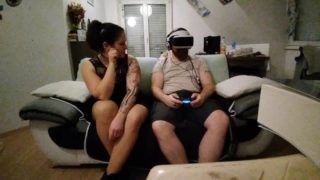 [AMATEUR FR] Je suce le mec de ma copine pendant qu'il est sur VR. Il croit que c'est elle !