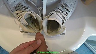 piss in new Sneakers (AF1, Adidas Hardcourt)