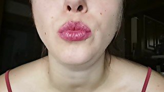 mon gloss à lèvres glisse sur ma bouche