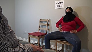 Arab milf gets huge cumshot in mouth