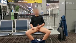 Dude wank at the airport. Risky