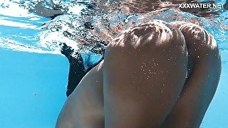 Enjoy Yorgelis hottest tits and ass Latina underwater