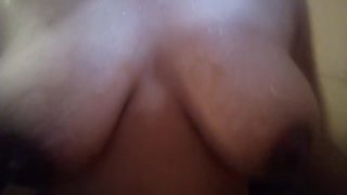 Tetas en el baño