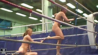 Real nude fighters Lisa Sparkle & Linda Ray are in the ring