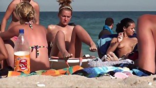 NICE BOOBS ON THE BEACH ( 2)