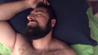 Grosso orso peloso ed arrapato si masturba sudando in camera da letto in estate. Faccia da orgasmo 