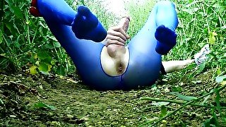 Abspritzen outdoor in blauer Strumpfhose - Mit Slowmotion