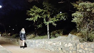 An exhibitionist sucked a dick at night in the park ! \ Stranger blowjob