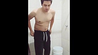 En la ducha - Esteban Reyes - Primer video - Zeqife Ukej