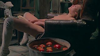 Mire V masturbating with a vegetable