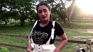 Colombiana cachonda se folla a su hermanastro a las afueras del pueblo - Sandysexii