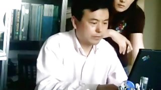 Mature asian couple watch themselves have doggystyle sex on their laptop