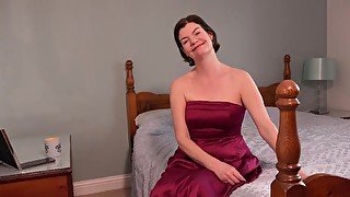 Mature hottie rubs her thirsty hairy cunt till orgasm