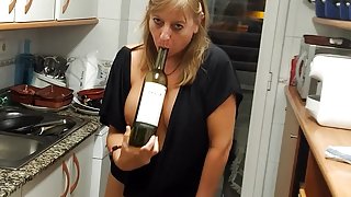 MILF MASTURBATION WHIT BOTTLE