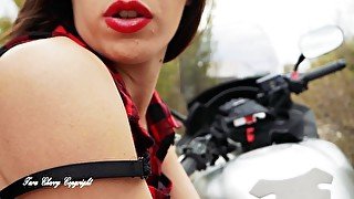 Tara Cherry se fait baiser par un motard sur un parking (real public sex outdoor)