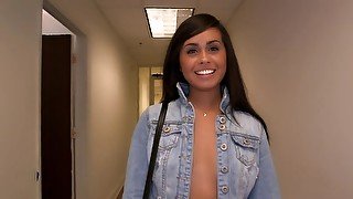 Hot-blooded Latina gives blowjob at the audition