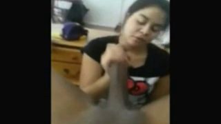 Philipina chick sucks huge cock