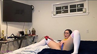 Gamer Girl Plays with her Pussy