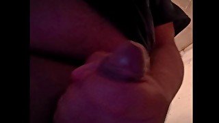 El pendejo de mi amigo me manda video masturbándose para mi