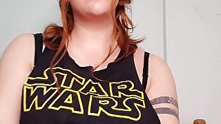 Bbw brasileira fã de star wars enfiando a mão toda na buceta enquanto fuma