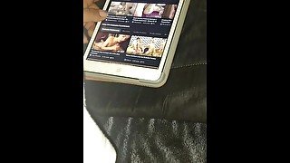 Cachonda viendo porno y ella le da sus nalgas