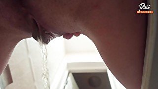 Sexy MILF close up pissing. Golden Rain. Close-up pussy. 4K (ep 748)