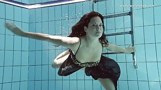 Sextractive chick Zhanetta strips under the water