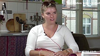 Blonde Halb-danin Natascha Fingert Sich Doggy Auf Dem Kuchentisch