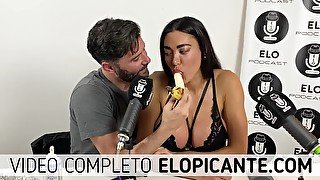 Pame Pombo prueba la banana con crema en el cuarto picante de Elo Podcast