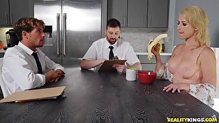 Experienced blonde amazes dude with her banana eating skills