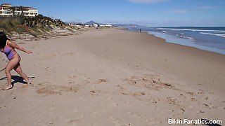 Big ass bikini amateurs playing beach tennis