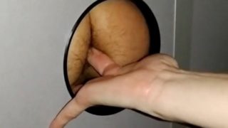 GLORYHOLE. MASTURBO A UN TIO Y LE METO LOS DEDOS POR EL CULO PARA QUE SE CORRA EN MIS TETAS