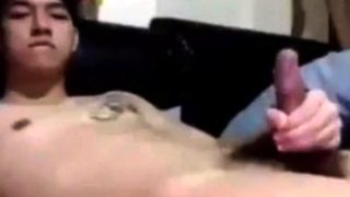 asian twink jerking off on bed on cam (1'12'')