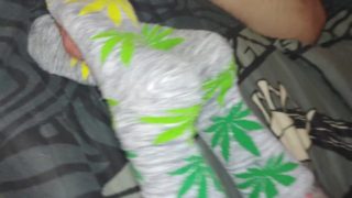 Wife gives an amazeing sockjob to cumshot