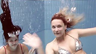 Busty underwater babes Iva Brizgina and Paulinka