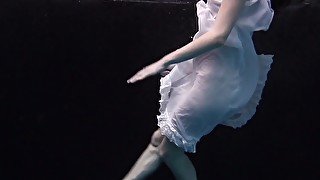 Andrejka does astonishing underwater moves