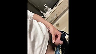 20代男の子のおしっこ自撮り動画！お風呂場で放尿して感じてしまう♡