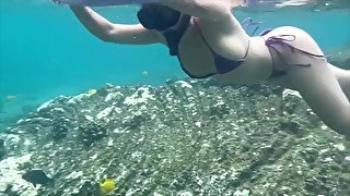 SEXY ASIAN GIRLFRIEND PUBLIC FLASH IN THE OCEAN