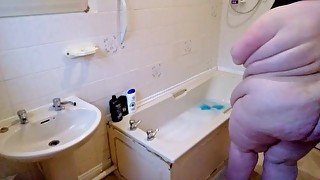 SSBBW ATTEMPTS TO TAKE A BATH, CAN SHE FIT?