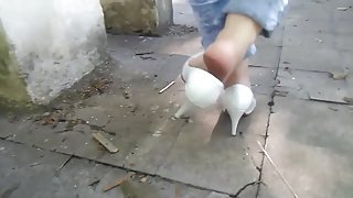 Brincando e exibindo meus pezinhos Scarpin Salto Branco