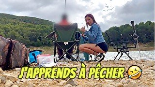 La petite babyfantasy83 apprends à pêcher avec un inconnu 😏